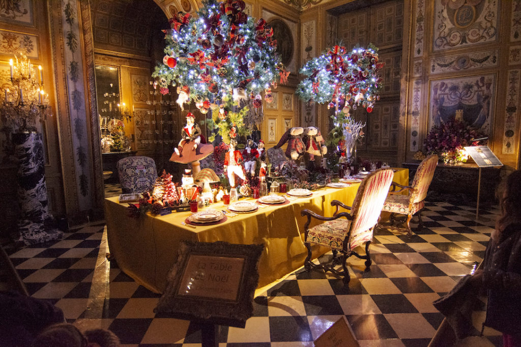 Vaux le vicomte chateau en navidad tirando enormes mesas llenas de comida y juguetes esparcidos por todas partes