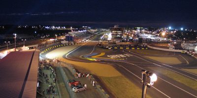 Carrera de Le Mans desde arriba por la noche