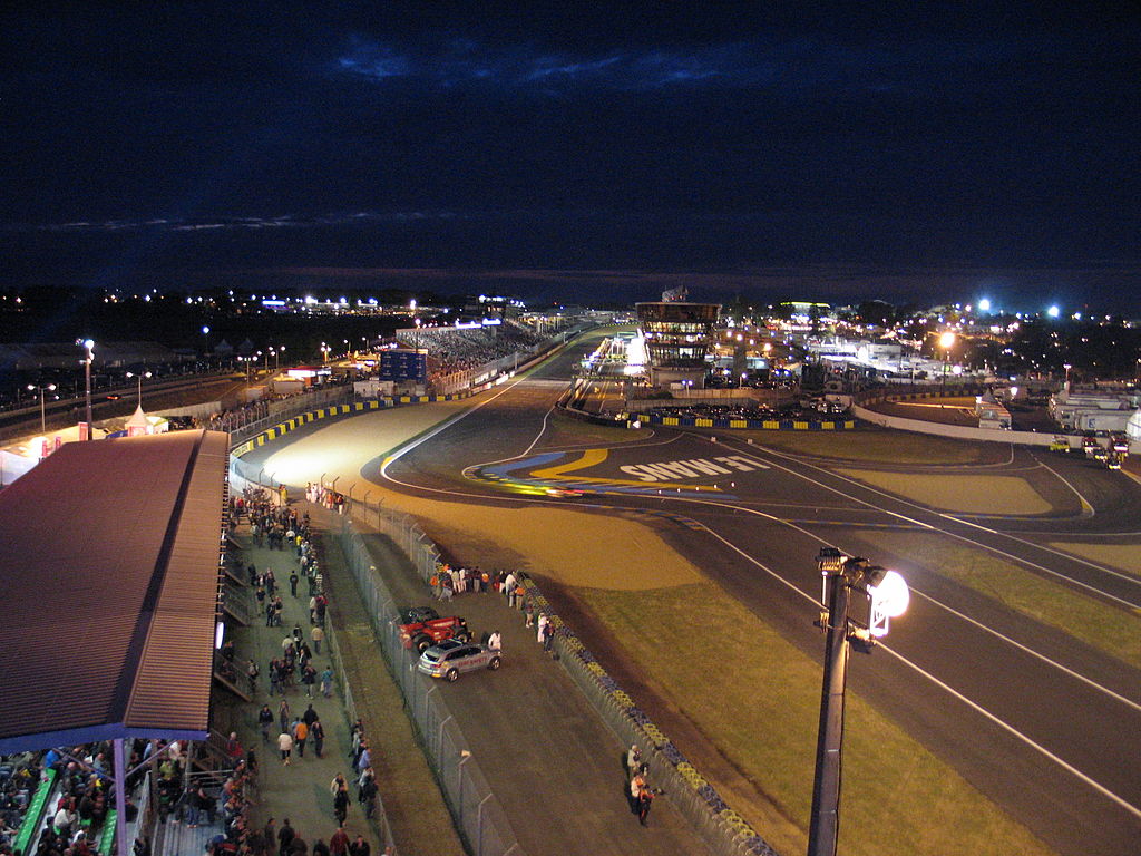 Carrera de Le Mans desde arriba por la noche