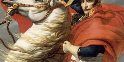 Detalle del Retrato de Napoleón cruzando los Alpes de David. Napoleón en el caballo blanco con una capa roja y agitando