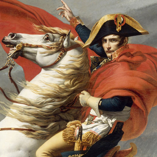 Detalle del Retrato de Napoleón cruzando los Alpes de David. Napoleón en el caballo blanco con una capa roja y agitando