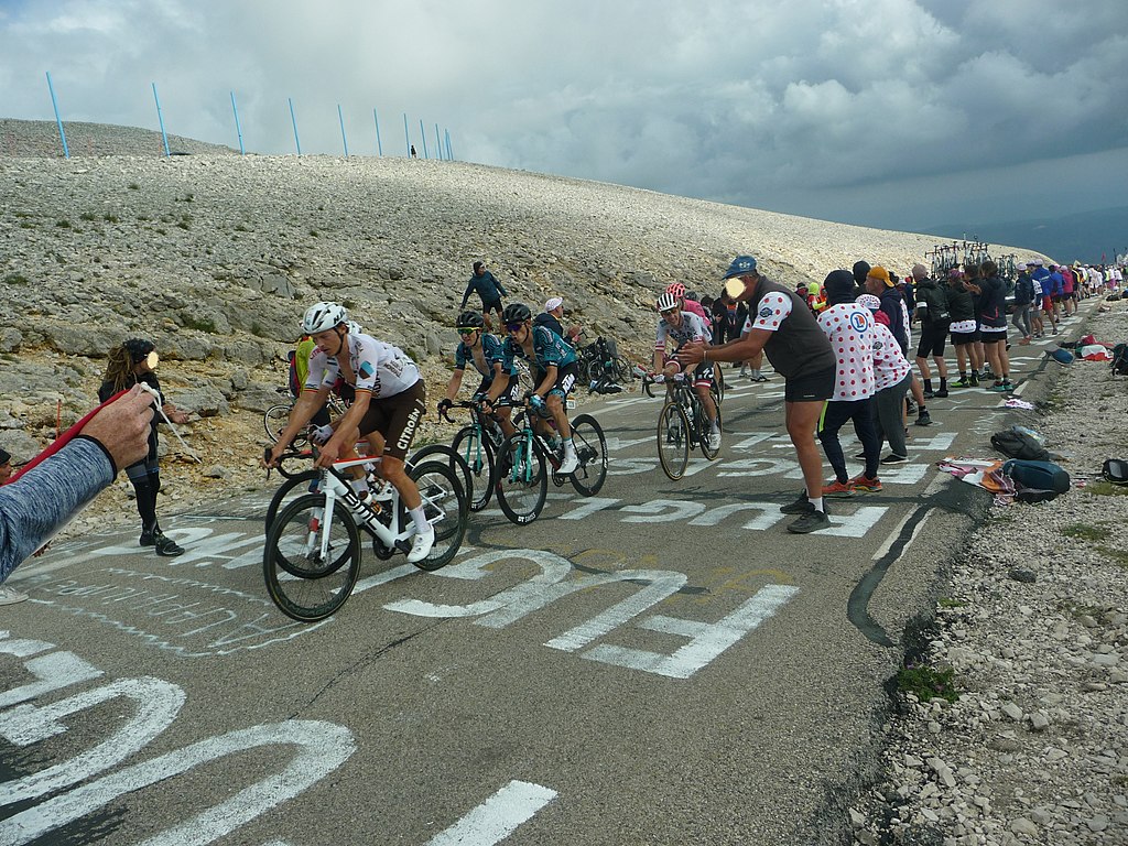 Etapa 11 Tour de Francia 2021 en una montaña sombría con mal tiempo con pocos ciclistas y espectadores