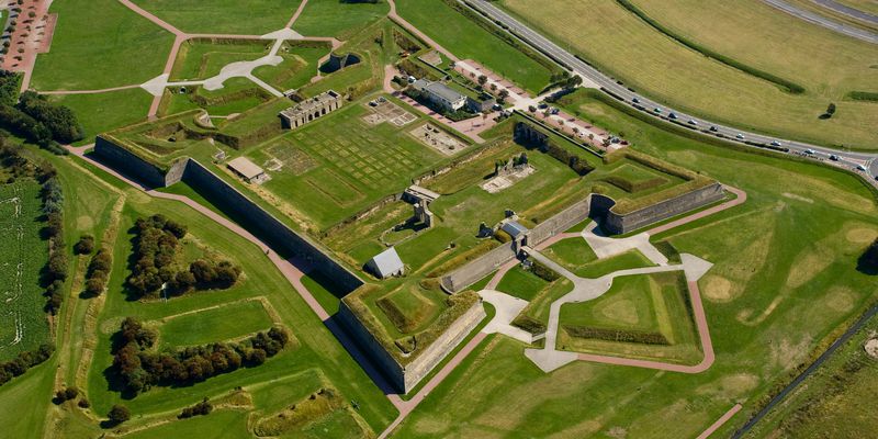 Toma aérea de Fort Nieulay en Calais que muestra murallas y espacios verdes cerca de la playa