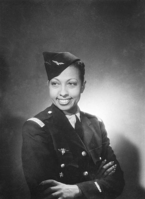 Fotografía en blanco y negro de Josephine Baker en uniforme iluminada desde atrás, tomada por Studio Harcourt